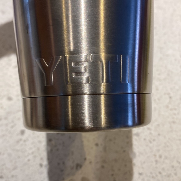 Yeti Stainless Steel Rambler 887 ml Tumbler with Magslider Lid - Picture 3 of 6